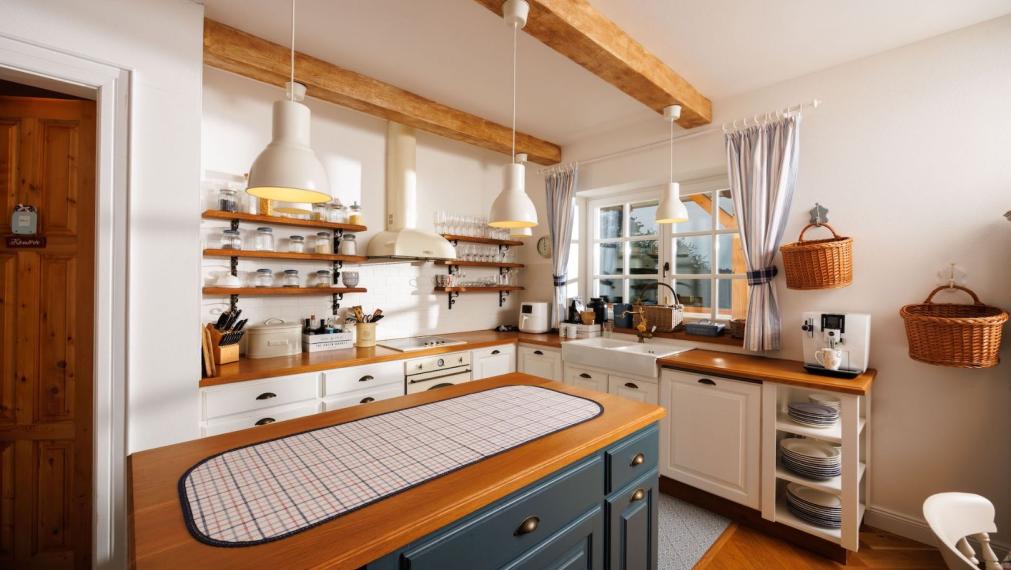 REZERVOVANÉ. DOM BAŠKA, 350 M2 ÚŽ. PLOCHA, 882 M2 POZEMOK, VŠETKY IS