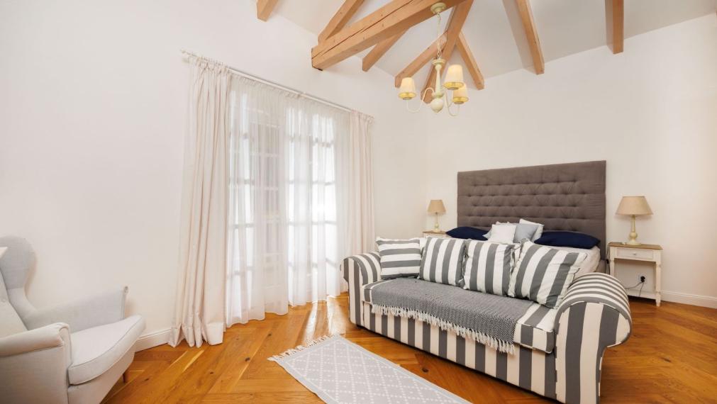 REZERVOVANÉ. DOM BAŠKA, 350 M2 ÚŽ. PLOCHA, 882 M2 POZEMOK, VŠETKY IS