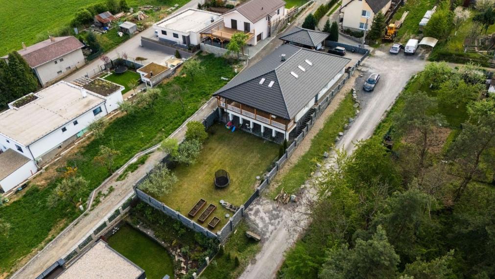 REZERVOVANÉ. DOM BAŠKA, 350 M2 ÚŽ. PLOCHA, 882 M2 POZEMOK, VŠETKY IS