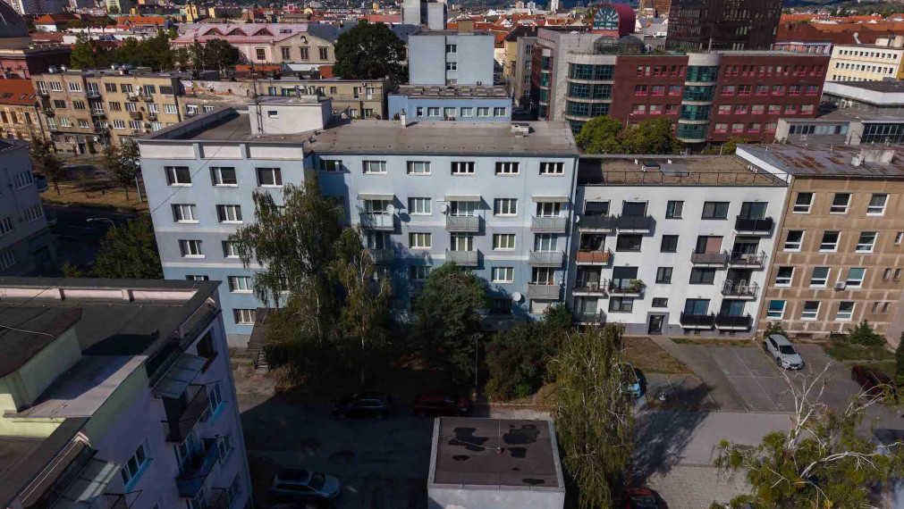 REZERVOVANÉ. 2 izbový tehlový byt 57 M2 + balkón, Štúrova ul.(v blízkosti Aupark), parkovanie vo dvore.