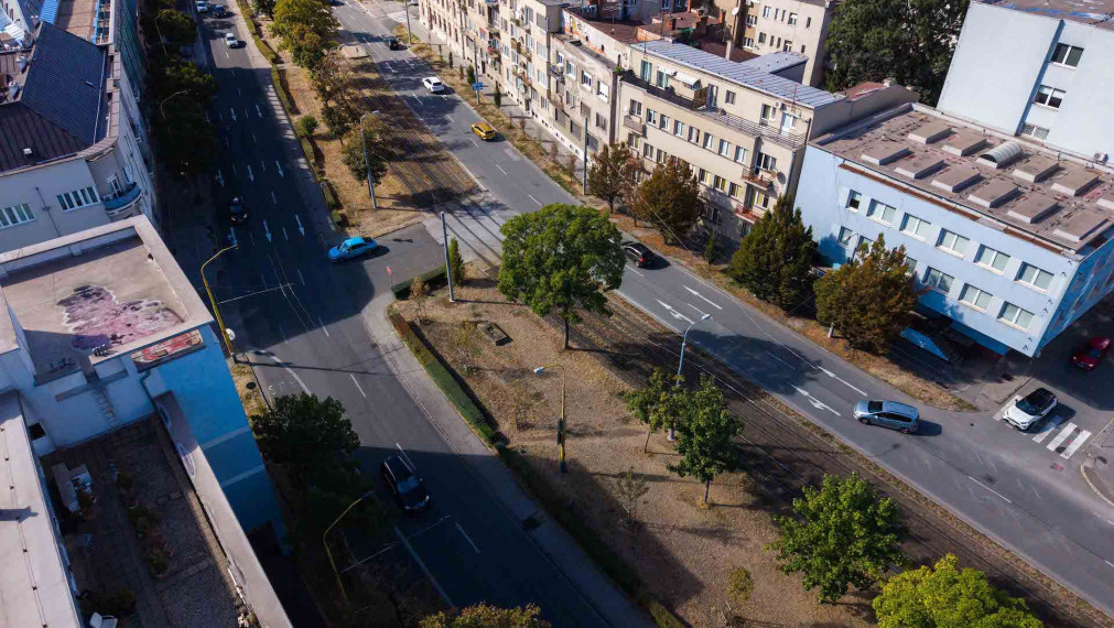 REZERVOVANÉ. 2 izbový tehlový byt 57 M2 + balkón, Štúrova ul.(v blízkosti Aupark), parkovanie vo dvore.