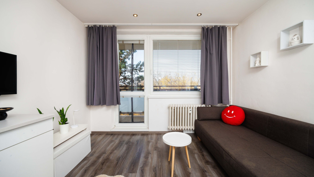 NOVINKA: Garzónka. byt | 24 m2 + loggia | 3. p. | čiastočná. rek | Kurská ul. | zariadený | Košice - Dargovských hrdinov 