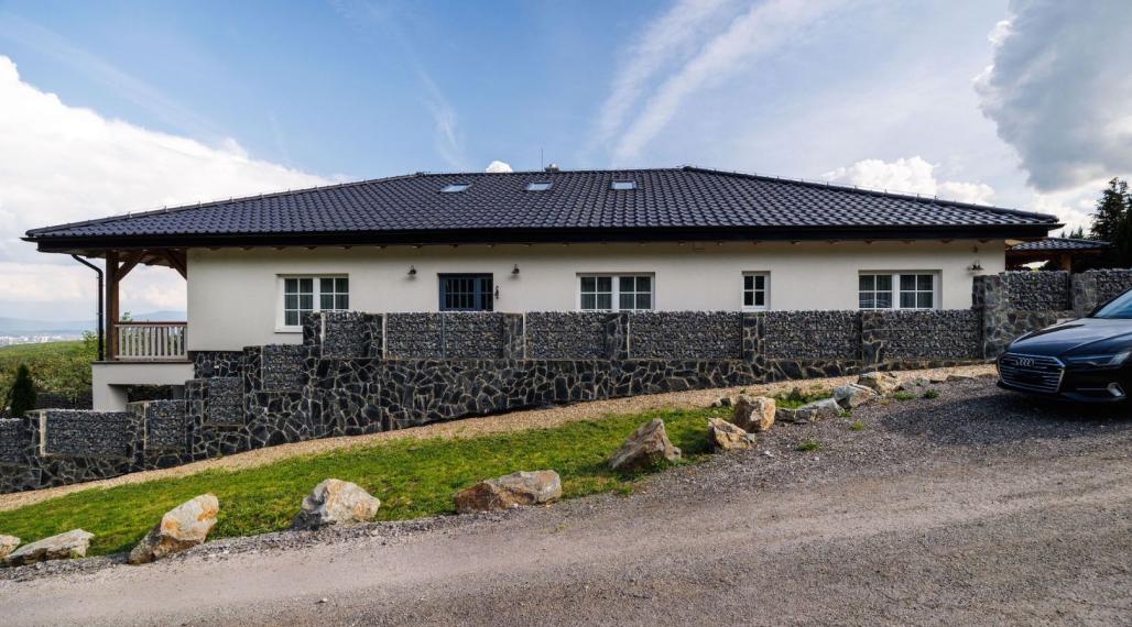 DOM BAŠKA, 350 M2 ÚŽ. PLOCHA, 882 M2 POZEMOK, VŠETKY IS