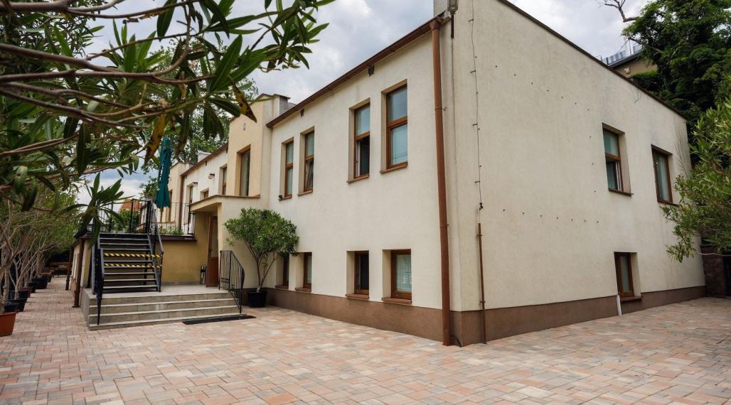 UBYTOVŇA V MESTSKOM PARKU KOŠICE, pozemok, parkovisko, kaviareň