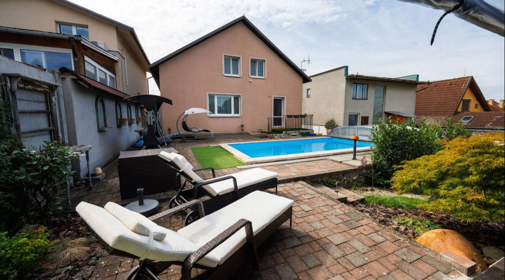 REZERVOVANÉ. DOM Rozhanovce – 190 m2 už. plocha, bazén, garáž, všetky IS, pozemok 540 m2