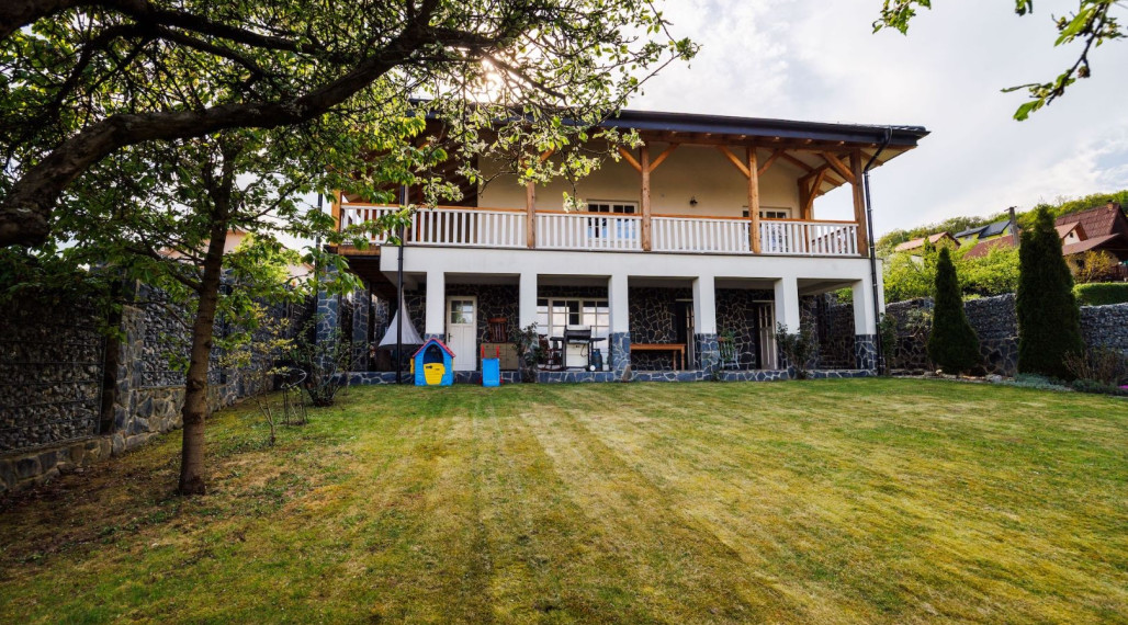 DOM BAŠKA, 350 M2 ÚŽ. PLOCHA, 882 M2 POZEMOK, VŠETKY IS