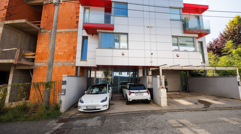 REZEVOVANÉ.  DOM FLORIANSKA UL., STARÉ MESTO, 2x parking