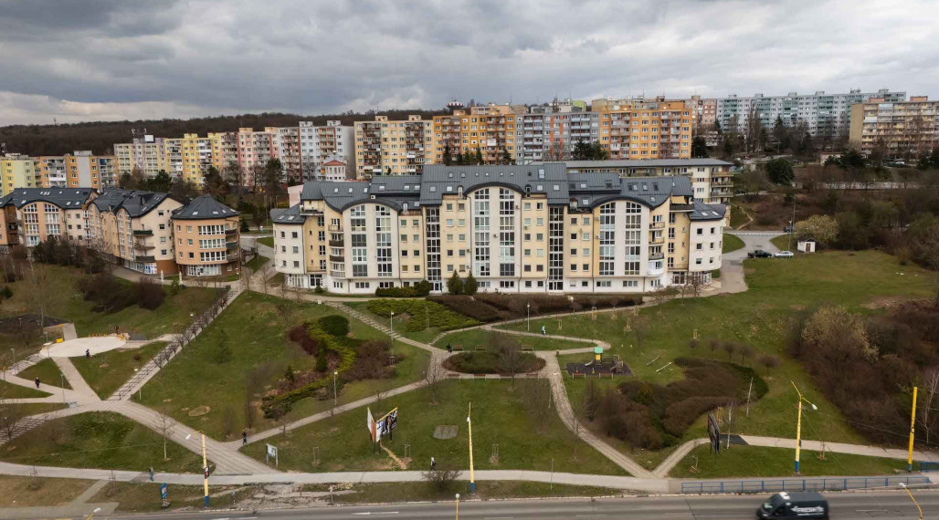 3 izbový byt 105 m2, Krosnianska ul., 6 posch., balkón