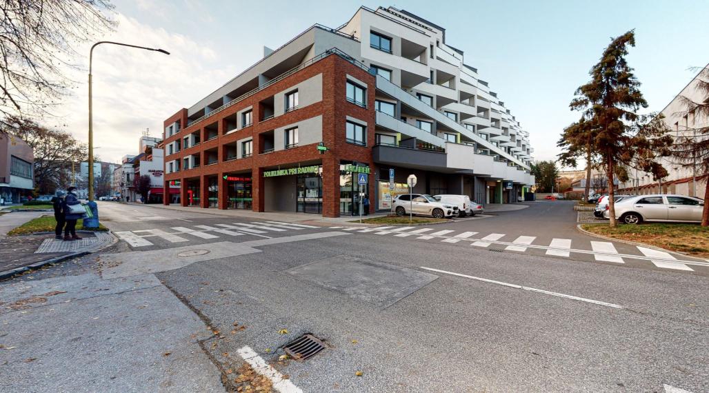 Rezidencia pri Radnici: 1+KK byt s loggiou štýlové bývanie 100m od Hlavnej