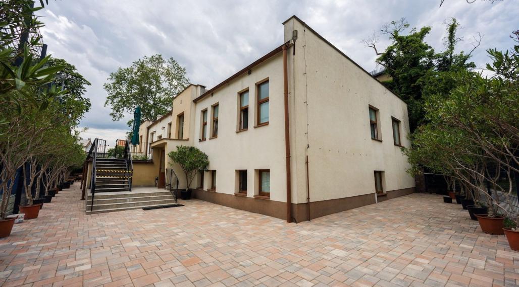 UBYTOVŇA V MESTSKOM PARKU KOŠICE, pozemok, parkovisko