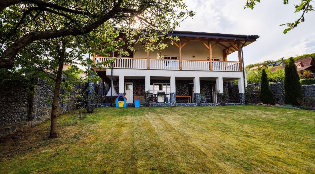 DOM BAŠKA, 350 M2 ÚŽ. PLOCHA, 882 M2 POZEMOK, VŠETKY IS