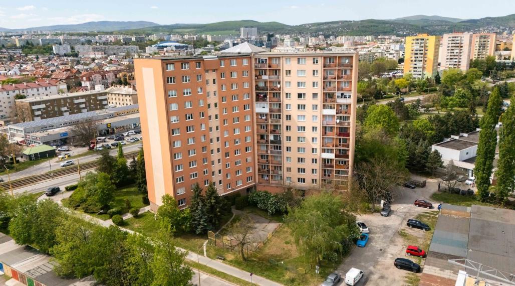 PRENÁJOM: 2-izb. PRI CENTRE | Južná trieda 22 | zariadený | Loggia | rekonštruovaný