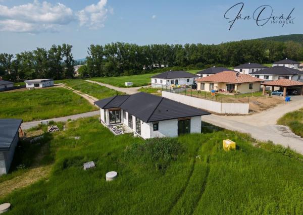 Exkluzívny - RD Ruskov, hrubá stavba, 4 izb., 2x kupleňa, šatník, Terasa, Rekuperácia + Tepelné čerpadlo,