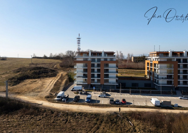 NOVOSTAVBA: 1,5 izb. byt, loggia + park. státie, v štandarde, PANORAMA
