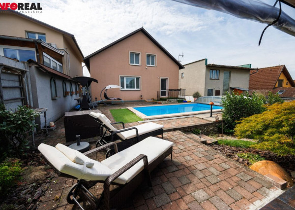 DOM Rozhanovce – 190 m2 už. plocha, bazén, garáž, všetky IS, pozemok 540 m2