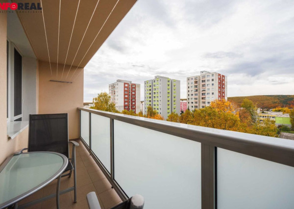 3 IZB. BYT PRAŽSKÝ TYP, 69 M2 + 6M LOOGGIA, ZOMBOVÁ UL., KVP, 5/8 POSCH.