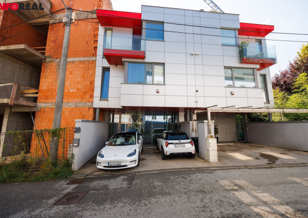 REZEVOVANÉ.  DOM FLORIANSKA UL., STARÉ MESTO, 2x parking